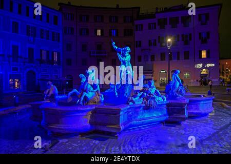 Italien, Rom, 26th. Dezember 2020. An den drei historischen Brunnen der Piazza Navona wird in der Weihnachtszeit anstelle des Types eine Lichtshow aufgeführt Stockfoto