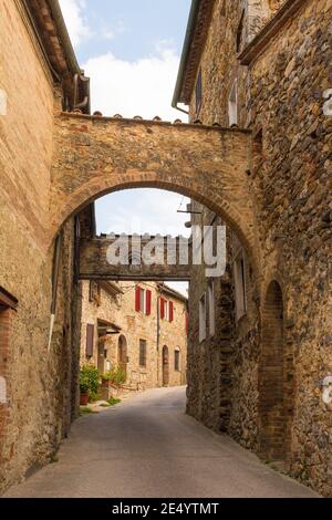 Der historische Bogeneingang zum mittelalterlichen Dorf San Lorenzo a Merse in der Nähe von Monticiano in der Provinz Siena, Toskana, Italien Stockfoto