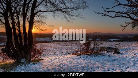 Sonnenaufgang über London von Harrow Weald im verschneiten Wintermorgen, London Stockfoto