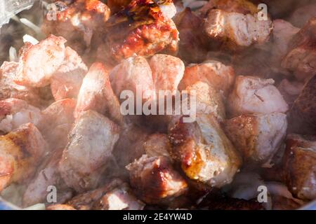 Georgische traditionelle Gericht, Mtsvadi auf dem Feuer, rohes Essen auf dem Grill, Grill im Freien Stockfoto