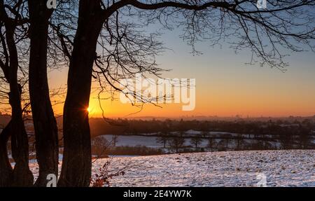 Sonnenaufgang über London von Harrow Weald im verschneiten Wintermorgen, London Stockfoto