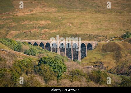 Yorkshire Dales Landschaft im Dent Dale bei Cowgill mit dem Arten Gill Viadukt, Cumbria, England, UK Stockfoto