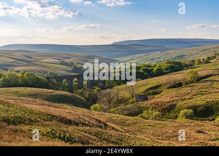 Die Dent Kopf Viadukt mit dem Dent Dale Landschaft im Hintergrund, in der Nähe der Cowgill, Cumbria, England, Großbritannien Stockfoto