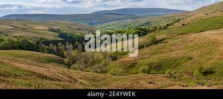 Die Dent Kopf Viadukt mit dem Dent Dale Landschaft im Hintergrund, in der Nähe der Cowgill, Cumbria, England, Großbritannien Stockfoto