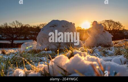 Schnee und Schneebälle auf einem Feld von Harrow Weald in einem sonnigen Morgen, England Stockfoto