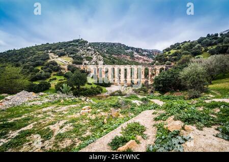 Altes Haroune Aquädukt versteckt in den Hügeln in der Nähe von Moulay Idriss Zerhoun am Fluss 'Oued' Lkhammane, Marokko Stockfoto