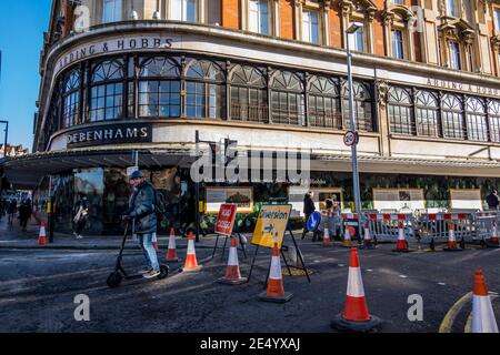 London, Großbritannien. Januar 2021. Im Zeichen der Zeit wird Arding & Hobbs, ehemals ein debenhams-Kaufhaus, als gemischtes Büro, Leuisure und etwas Einzelhandelsfläche neu entwickelt, da es keine Käufer für die Debenhams-Geschäfte gab - viele Einzel- und Freizeiteinrichtungen haben seit Beginn der Pandemie geschlossen. Schwierige Zeiten für die Hauptstraße während der nationalen Lockdown 3. Dies ersetzt Tier-4-Beschränkungen und die Regierungsanweisung ist für alle zu Hause zu bleiben. Kredit: Guy Bell/Alamy Live Nachrichten Stockfoto