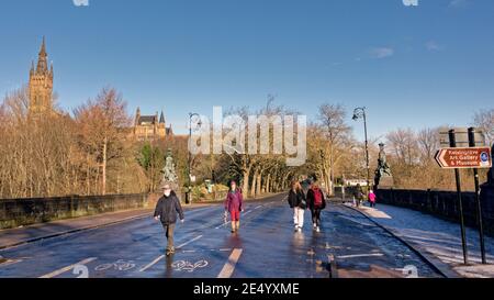 Glasgow, Schottland, Großbritannien. Januar 2021Absperrmontag war sehr voll, da die verlassenen Straßen des Samstags in den Einkaufsvierteln der Stadt voller Leute waren, die der strahlenden Sonne hinterher jagten, mit wenig zu tun, aber Schlange standen für Essen und Kaffee zum Mitnehmen, aber zumindest für den Sonnenschein, der der Stadt eine glückliche Stimmung brachte. kelvingrove park ist ein Magnet für Leute, die in diesen Zeiten trainieren. Credit Gerard Ferry/Alamy Live News Stockfoto