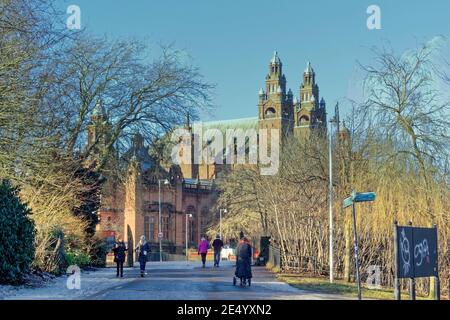 Glasgow, Schottland, Großbritannien. Januar 2021Absperrmontag war sehr voll, da die verlassenen Straßen des Samstags in den Einkaufsvierteln der Stadt voller Leute waren, die der strahlenden Sonne hinterher jagten, mit wenig zu tun, aber Schlange standen für Essen und Kaffee zum Mitnehmen, aber zumindest für den Sonnenschein, der der Stadt eine glückliche Stimmung brachte. kelvingrove park ist ein Magnet für Leute, die in diesen Zeiten trainieren. Credit Gerard Ferry/Alamy Live News Stockfoto