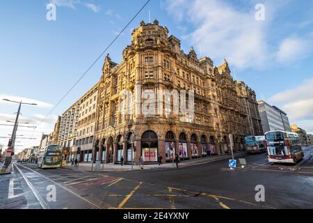 Edinburgh, Schottland, Großbritannien. 25. Januar 2021. Das Kaufhaus Jenners in der Princes Street in Edinburgh kündigt an, dass es am 3. Mai mit Verlust von 200 Arbeitsplätzen dauerhaft schließen wird. Fraser, sein Besitzer, sagt, dass es nicht gelungen ist, mit dem Bauherren anders Polvsen eine Miete zu vereinbaren. Bild: Außenansicht des historischen Kaufhauses in der Princes Street. Iain Masterton/Alamy Live News Stockfoto