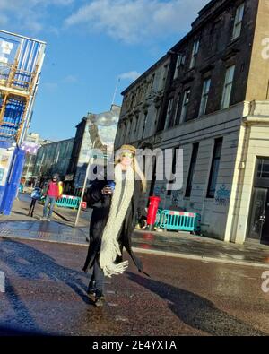 Glasgow, Schottland, Großbritannien. Januar 2021Absperrmontag war sehr voll, da die verlassenen Straßen des Samstags in den Einkaufsvierteln der Stadt voller Leute waren, die der strahlenden Sonne hinterher jagten, mit wenig zu tun, als sich für Essen und Kaffee zum Mitnehmen im Café anzustellen, aber zumindest für den Sonnenschein, der der Stadt eine glückliche Stimmung brachte. Entkam Fashionista auf dem Weg zum clyde Gehweg. Credit Gerard Ferry/Alamy Live News Stockfoto