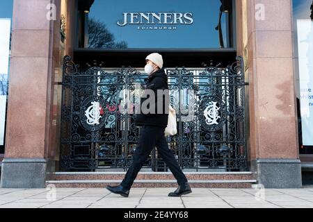 Edinburgh, Schottland, Großbritannien. 25. Januar 2021. Das Kaufhaus Jenners in der Princes Street in Edinburgh kündigt an, dass es am 3. Mai mit Verlust von 200 Arbeitsplätzen dauerhaft schließen wird. Fraser, sein Besitzer, sagt, dass es nicht gelungen ist, mit dem Bauherren anders Polvsen eine Miete zu vereinbaren. PIC; ein Mitglied der Öffentlichkeit spaziert heute am geschlossenen Jenners-Laden vorbei. Iain Masterton/Alamy Live News Stockfoto