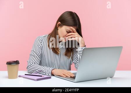 Deprimiert überfordert Büroangestellte weinend lehnend Kopf an Hand sitzend am Laptop, Gefühl besorgt und verzweifelt über Job-Probleme. innenstudi Stockfoto