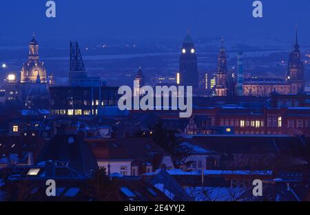 Dresden, Deutschland. Januar 2021. Blick über die Dächer der Wohnhäuser in den Stadtteilen Trachau und Pieschen-Nord zur Altstadt mit der Frauenkirche (l-r), dem Ständehaus, dem Rathaus, der Hofkirche und dem Hausmannsturm. (Aufnahme mit langer Belichtungszeit). Quelle: Robert Michael/dpa-Zentralbild/dpa/Alamy Live News Stockfoto