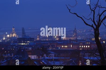 Dresden, Deutschland. Januar 2021. Blick über die Dächer der Wohnhäuser in den Stadtteilen Trachau und Pieschen-Nord zur Altstadt mit der Frauenkirche (l-r), dem Ständehaus, dem Rathaus, der Hofkirche und dem Hausmannsturm. (Aufnahme mit langer Belichtungszeit). Quelle: Robert Michael/dpa-Zentralbild/dpa/Alamy Live News Stockfoto