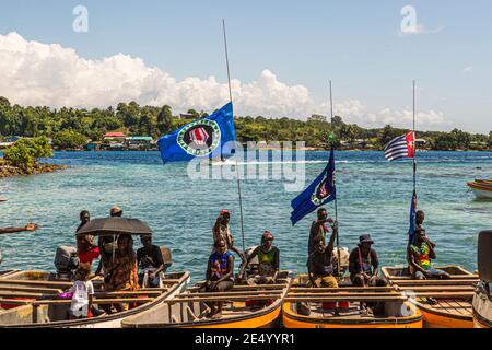 Einheimische aus Bougainville in einem kleinen Fährschiff mit dem Unabhängigkeitsfahne von Papua-Neuguinea gehisst Stockfoto