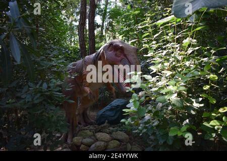 Dinosaurier-Statue im Waldpark in der Natur für Hintergrund. Realistisches Modell Tyranosaurus Rex. Dinopark in der Türkei, Goynuk. Prähistorische Ära Tyrannosaur Stockfoto