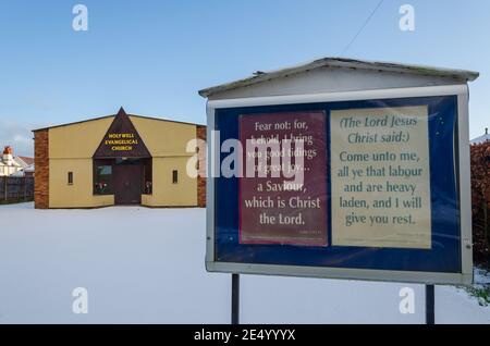 Holywell, Flintshire; Großbritannien: 25. Jan 2021: Eine Tafel mit religiösen Botschaften befindet sich auf dem schneebedeckten Gelände der Holywell Evangelical Church auf Halkyn Stockfoto