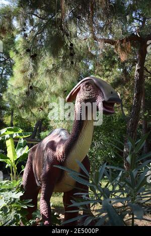 Dinosaurier-Statue im Waldpark in der Natur für Hintergrund. Realistische Skulptur eines Dinosauriers Parasaurolophus in voller Größe im Dinopark in der Türkei, Go Stockfoto