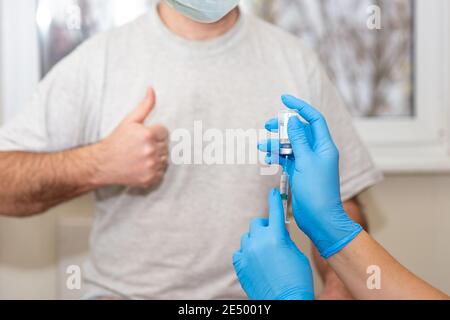 Hände eines Arztes oder einer Krankenschwester mit einer medizinischen Spritze Vorbereitung einer Injektion an einen Patienten Stockfoto