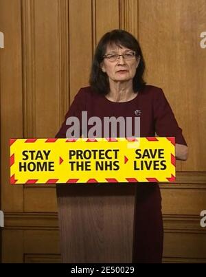 Screengrab der stellvertretenden medizinischen Leiterin des Gesundheitswesens, Dr. Jenny Harries, während einer Medienbesprechung zum Coronavirus (COVID-19) in Downing Street, London. Bilddatum: Montag, 25. Januar 2021. Stockfoto