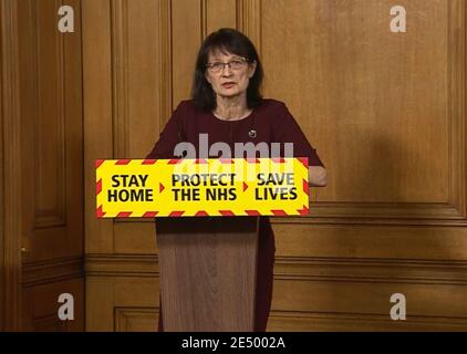Screengrab der stellvertretenden medizinischen Leiterin des Gesundheitswesens, Dr. Jenny Harries, während einer Medienbesprechung zum Coronavirus (COVID-19) in Downing Street, London. Bilddatum: Montag, 25. Januar 2021. Stockfoto
