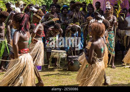 Sing-Sing in Bougainville, Papua-Neuguinea. Buntes Dorffest auf Bougainville mit Musik und Tanz Stockfoto