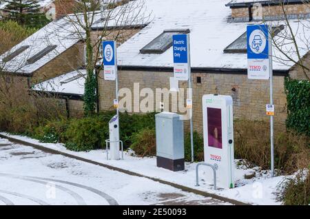 Holywell, Flintshire; Großbritannien: 25. Jan 2021: Die Holywell-Filiale eines Tesco-Supermarkts verfügt über Ladestationen für Elektrofahrzeuge auf dem Parkplatz. Stockfoto