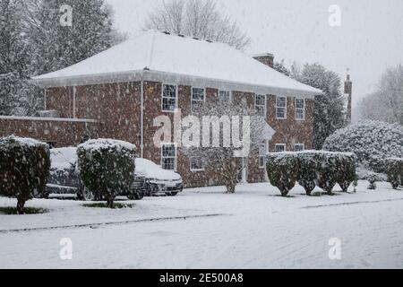 Britisches Haus - Ein freistehendes Haus in Surrey bei Schneefall, Winterschnee, Januar 2021 Stockfoto
