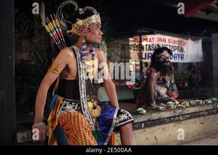 Darsteller als Rama gekleidet im Backstage während der Wayang Orang Performance basierend auf dem Ramayana im Purawisata Theater in Yogyakarta, Zentral-Java, Indonesien. Wayang Orang oder Wayang wong (wörtlich "menschliches Theater") ist ein traditionelles javanesisches Tanz- und Theaterstück, das auf dem indischen Epos Ramayana oder Mahabharata basiert. Das Purawisata Theater führt jeden Tag das Ramayana Ballett für die ausländischen Touristen angenommen. Stockfoto