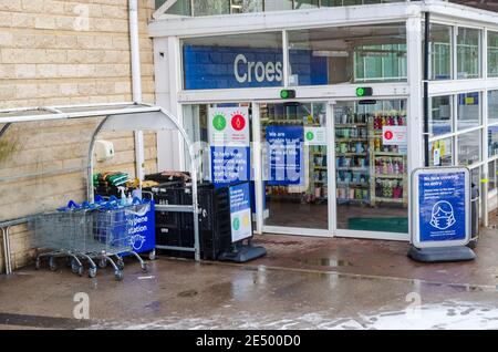 Holywell, Flintshire; UK: Jan 25, 2021: Der Eingang zu einem Tesco Supermarkt zeigt viele Schilder geben Kunden Informationen und Tipps zum Einkaufen Stockfoto