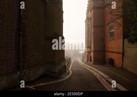 Neblige Straße zwischen den Gebäuden von Harrow on the Hill in England Stockfoto