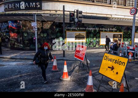 London, Großbritannien. Januar 2021. Im Zeichen der Zeit wird Arding & Hobbs, ehemals ein debenhams-Kaufhaus, als gemischtes Büro, Leuisure und etwas Einzelhandelsfläche neu entwickelt, da es keine Käufer für die Debenhams-Geschäfte gab - viele Einzel- und Freizeiteinrichtungen haben seit Beginn der Pandemie geschlossen. Schwierige Zeiten für die Hauptstraße während der nationalen Lockdown 3. Dies ersetzt Tier-4-Beschränkungen und die Regierungsanweisung ist für alle zu Hause zu bleiben. Kredit: Guy Bell/Alamy Live Nachrichten Stockfoto