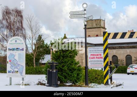 Holywell, Flintshire; Großbritannien: 25. Jan 2021: Ein privater Parkplatz für die katholische Kirche St. Winefride zeigt einen Informationshinweis neben dem Eingang. Stockfoto