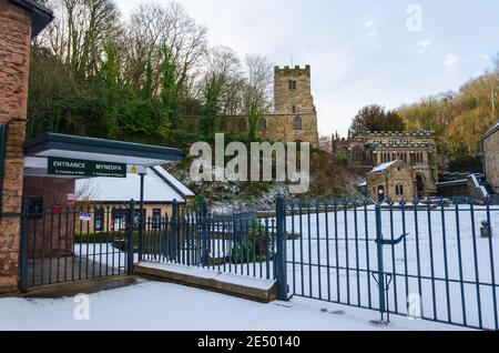 Holywell, Flintshire; Großbritannien: 25. Jan 2021: Die Website von St. Winefrides gut gesehen hier mit einer Decke von Schnee an einem Wintertag. Stockfoto