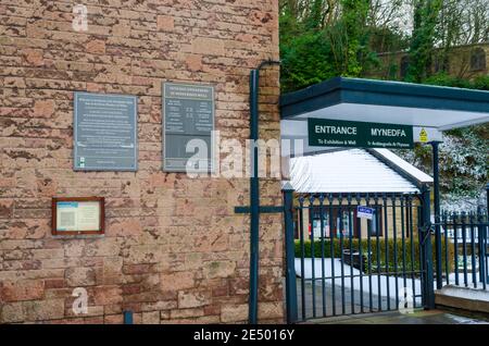 Holywell, Flintshire; Großbritannien: 25. Jan 2021: Der Eingang zum Ort St. Winefrides gut gesehen hier mit einer Decke von Schnee an einem Wintertag. Stockfoto