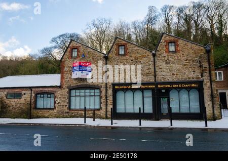 Holywell, Flintshire; UK: 25. Jan 2021: Leerstehende ane leerstehende Räumlichkeiten sollen vermieten. Das Gebäude war früher eine Kunst & Handwerk Mühle mit der Nähe verbunden Stockfoto