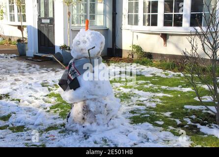 Bedford, Großbritannien. Januar 2021. Schneemann in einem Garten mit Schnee, der am Sonntag über viel Süden und Osten des Landes gefallen war, kam die Sonne für Montag heraus. Blue Skies und Sonnenschein ließen die kleinsten Dinge malerisch aussehen. Bedford hatte den ersten signifikanten Schneefall seit mehreren Jahren. Bedford, Großbritannien Montag, der 25. Januar 2021 Credit: KEITH MAYHEW/Alamy Live News Stockfoto