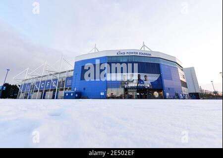 Leicester, Leicestershire, Großbritannien 25. Januar 2021. VEREINIGTES KÖNIGREICH. Wetter. Schnee. Schnee bedeckt den Boden vor dem King Power Stadium, dem Heimstadion des Leicester City Football Club. Alex Hannam/Alamy Live News Stockfoto