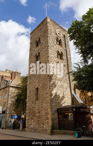 Der Saxon Tower of St Michael an der North Gate Church (1000-1050) in Cornmarket Street, Oxford, Oxfordshire, Großbritannien. Stockfoto