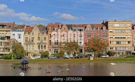 Häuser im eklektischen Jugendstil am Ufer der Ixelles Seen, Brüssel, Belgien Stockfoto