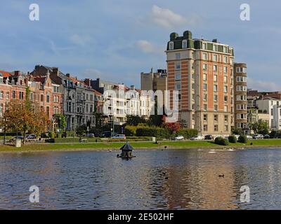 Häuser im eklektischen Jugendstil am Ufer der Ixelles Seen, Brüssel, Belgien Stockfoto