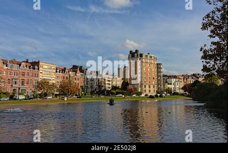 Häuser im eklektischen Jugendstil am Ufer der Ixelles Seen, Brüssel, Belgien Stockfoto