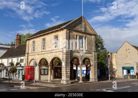 Rathaus am Marktplatz, in Witney, einer historischen Marktstadt am Fluss Windrush, Oxfordshire, Großbritannien. Stockfoto
