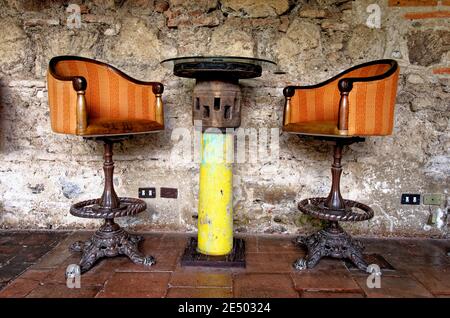 Tisch und Stühle in einer traditionellen Bar in Antigua, Guatemala - 22. April 2011 Stockfoto