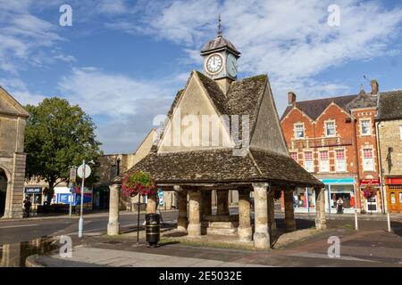 Das Marktkreuz (Butter Cross) in Witney, einer historischen Marktstadt am Fluss Windrush, Oxfordshire, Großbritannien. Stockfoto