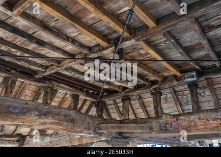 Detail zeigt interne Holzarbeiten im Market Cross (Butter Cross) in Witney, einer historischen Marktstadt am Fluss Windrush, Oxfordshire, Großbritannien. Stockfoto