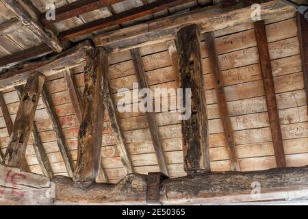 Detail zeigt interne Holzarbeiten im Market Cross (Butter Cross) in Witney, einer historischen Marktstadt am Fluss Windrush, Oxfordshire, Großbritannien. Stockfoto