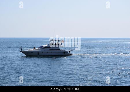 Weiße Motoryacht auf den Wellen des blauen Meeres. Ein luxuriöses Motorboot, das durch das wunderschöne blaue Wasser fährt. Seitenansicht. Antalya Türkei. September 26 Stockfoto