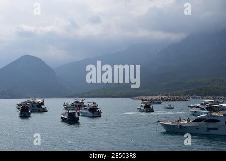 Viele Luxusyachten, die in der Nähe von Turtle Island durch das wunderschöne blaue Wasser fahren. Luxusboote schwimmen im Mittelmeer. Antalya Türkei. 2 Stockfoto